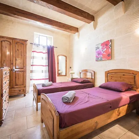 4 Bedroom With Private Pool * Għarb