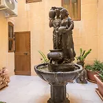 بيت للعطل 4 Bedroom With Private Pool Għarb