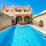 4 Bedroom With Private Pool بيت للعطل Għarb