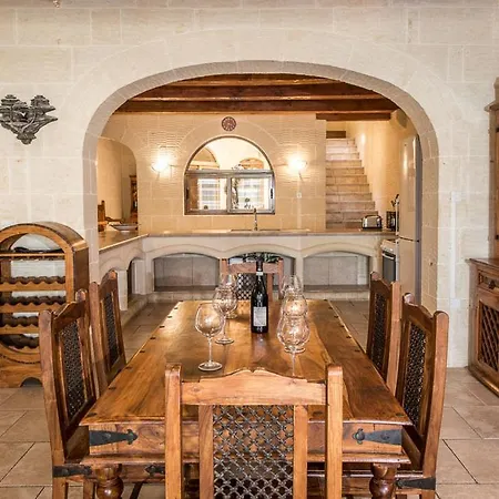 4 Bedroom With Private Pool Għarb