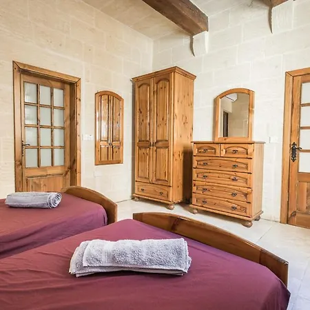 4 Bedroom With Private Pool بيت للعطل Għarb
