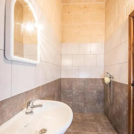 4 Bedroom With Private Pool Għarb